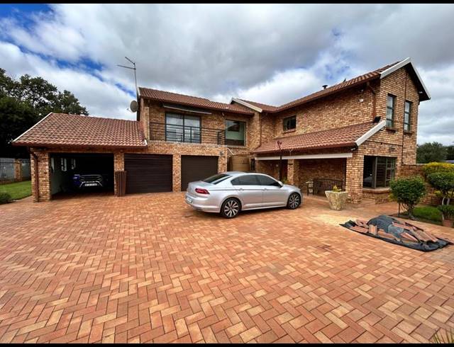5 BEDROOM HOUSE FOR SALE IN HELDERWYK